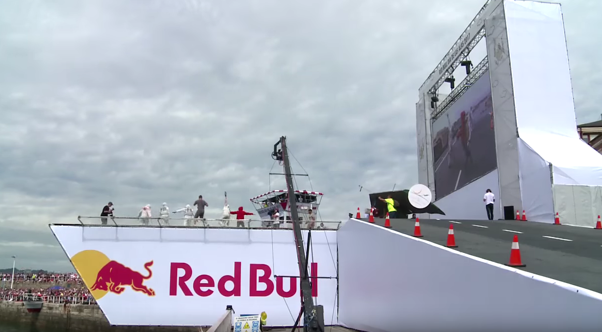 Es decir escalera mecánica básico Así fue el "Día de las alas" 2017 de RedBull en Gijón (Vídeo) - Pleya